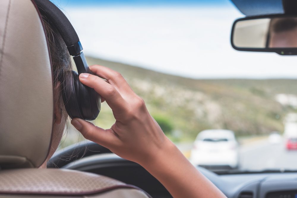 ¿Es ilegal conducir con auriculares?