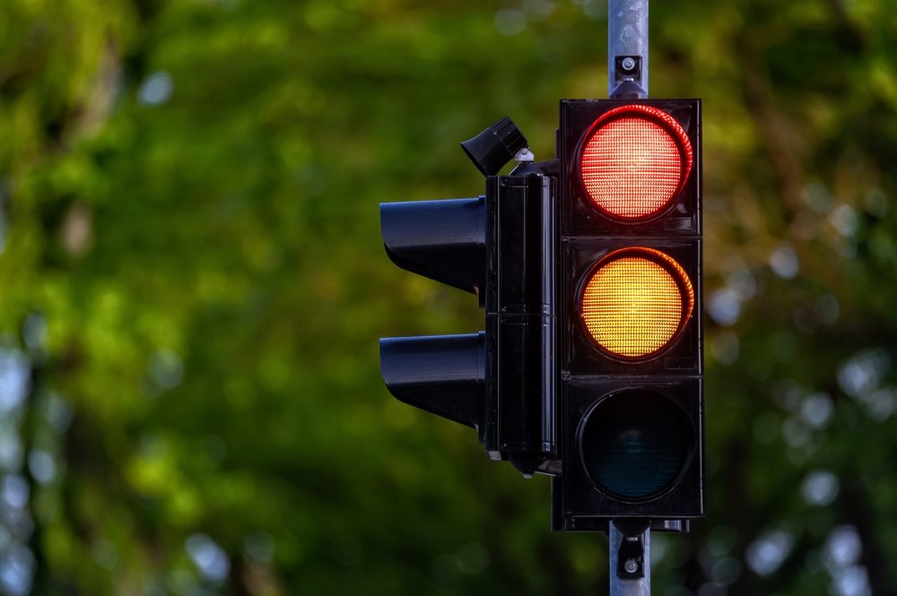 ¿Es legal girar a la derecha con luz roja en un semáforo en Texas?