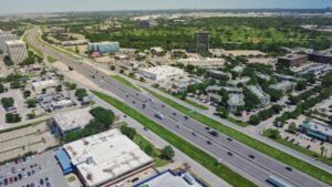 ¿Cuál es la diferencia entre una autopista y una carretera de acceso controlado?