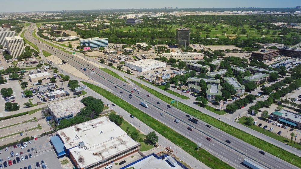 ¿Cuál es la diferencia entre una autopista y una carretera de acceso controlado?