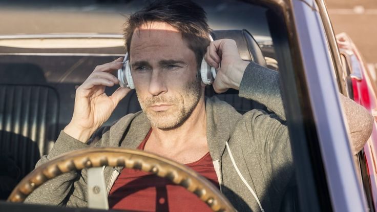 ¿Se pueden usar auriculares mientras se conduce?