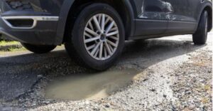 ¿Puedo demandar a la ciudad por daños a mi coche?